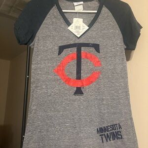 NWT Women’s V-Neck MLB Minnesota Twins shirt Size Medium 100% Authentic